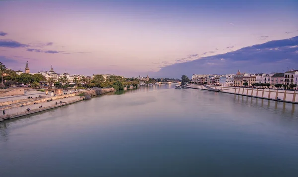 Niebieski godzinę vew Sewilli i torre del oro z mostu triana — Zdjęcie stockowe