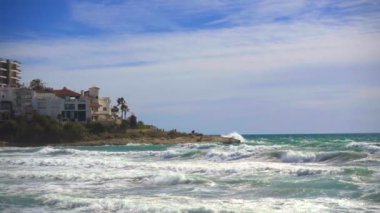 Ağır çekim okyanus dalgalarının kırılma Costa dorada kıyısında, İspanya.