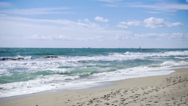 Slow motion havets vågor bryta på en sandstrand i Costa dorada, Spanien. — Stockvideo