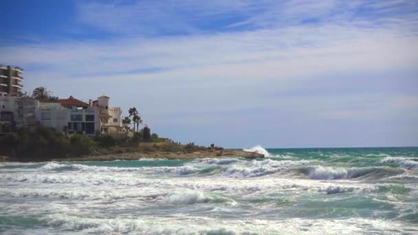 Lassú mozgás óceán hullámai törés partján a Costa dorada, Spanyolország. — Stock videók