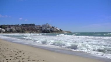 Yavaş dalgalar deniz kumlu bir plaj üzerinde Costa dorada, İspanya kırma.