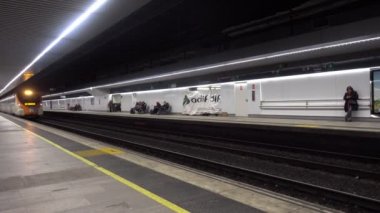 Barcelona, İspanya. Şubat 2018: Barcelona'da Passeig de Gracia istasyonu gelen tren.