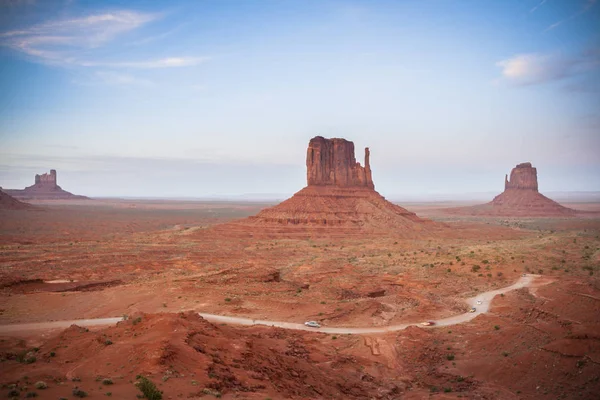 Monument Valley, sivatagi canyon az USA-ban a kék óra — Stock Fotó