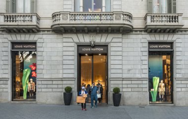 Barcelona, İspanya. Mart 2018: Louis Vuitton dükkânın önünde yürüyen insanlar