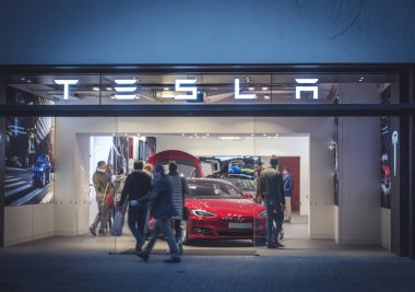 Barcelona, İspanya. Mart 2018: Tesla içinde model S ile Passeig de Gracia Caddesi yakınlarında depolamak.