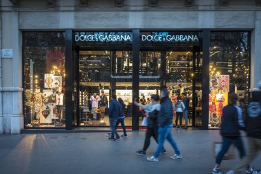 Barcelona, İspanya. Mart 2018: Dolce Gabbana dükkânın önünde yürüyen insanlar