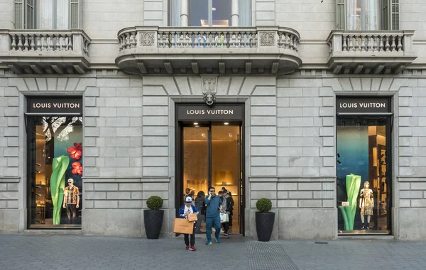 Barcelona, Spain. March 2018: People walking in front of Louis Vuitton shop — Stock Photo, Image