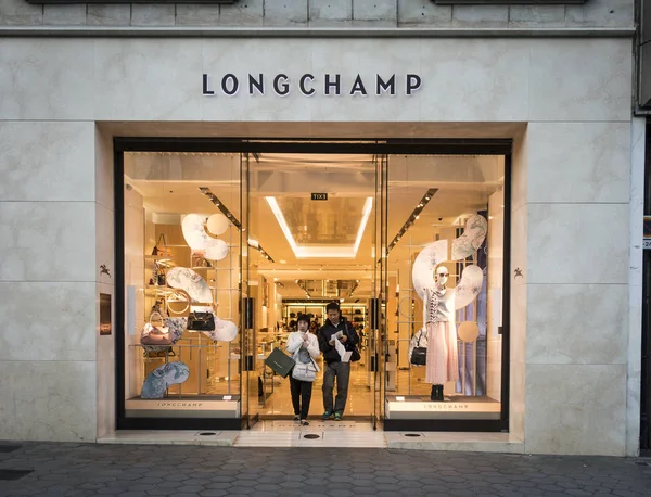 Barcelona, Spain. March 2018: People walking in front of Longchamp shop — Stock Photo, Image