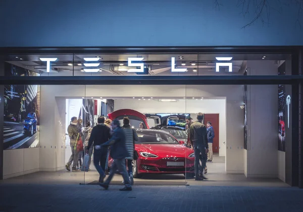 Barcelona, Espanha. Março 2018: Tesla loja perto da rua Passeig de Gracia com modelo S dentro . — Fotografia de Stock