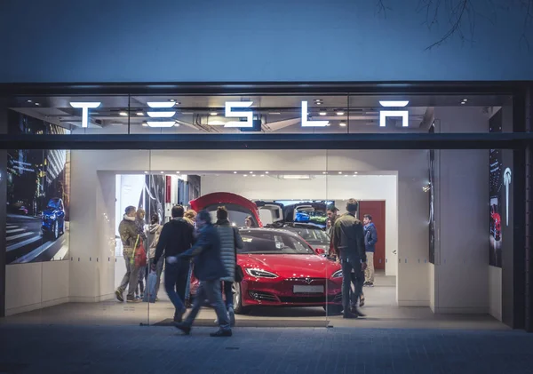 Barcelona, İspanya. Mart 2018: Tesla içinde model S ile Passeig de Gracia Caddesi yakınlarında depolamak.