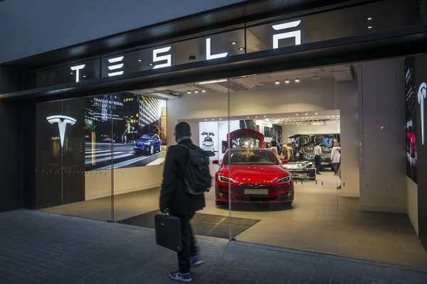 Barcelona, Espanha. Março 2018: Tesla loja perto da rua Passeig de Gracia com modelo S dentro . — Fotografia de Stock