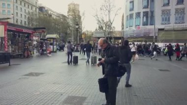 Barcelona, İspanya Mart 2018: ünlü Catalonia kare ya da plaza de Catalunya Barcelona.This içinde yürüyüş bulanık gerçek şehir merkezini kişidir. Genel yerden dış atış