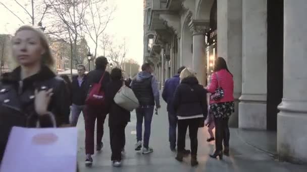 Барселона Іспанія Березня 2018 People Ходіння Знаменитої Вулиці Пасео Граса — стокове відео
