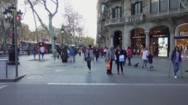İnsanlar bir yaya geçidi Barselona'da sokak ünlü passeig de gracia, durdurma