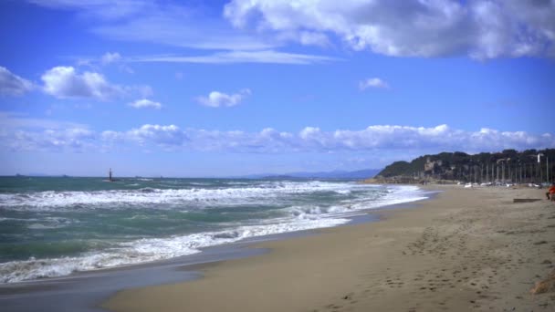 Olas de mar de cámara lenta rompiendo en una playa de arena en Costa Dorada, España . — Vídeos de Stock