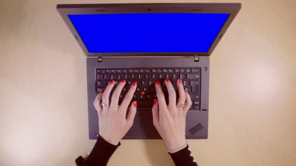 Mulher trabalhando em seu laptop com tela de croma azul, vista superior — Vídeo de Stock