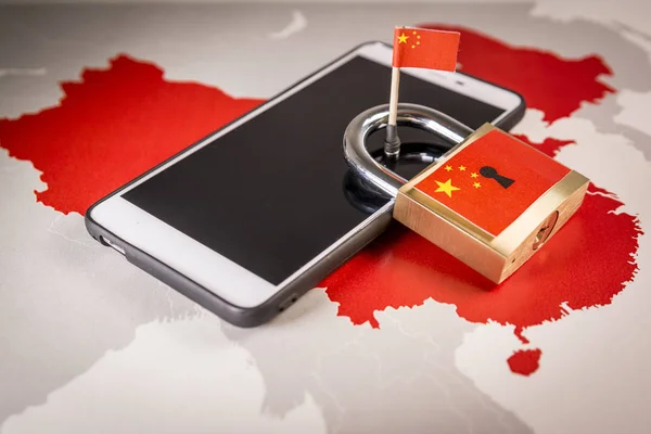 Candado, bandera de China en un teléfono inteligente y mapa de China. Gran cortafuegos de China concepto — Foto de Stock