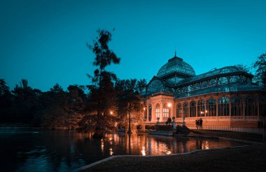 Madrid, İspanya 'daki Retiro Park' taki Kristal Saray veya Palacio de Cristal 'in gece görüşü.