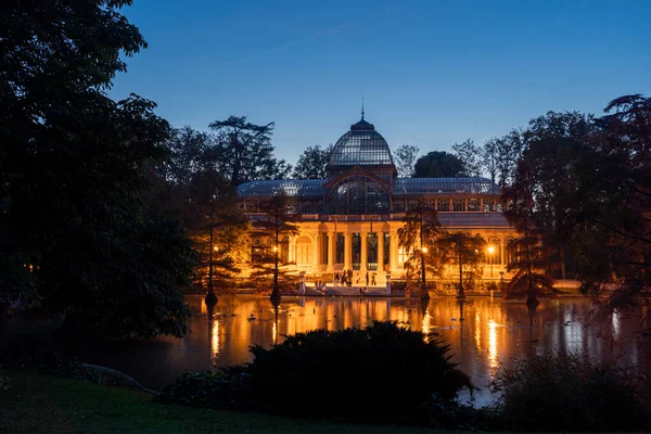 Ночной вид на Crystal Palace или Palacio de cribel в парке Ретиро в Мадриде, Испания . — стоковое фото