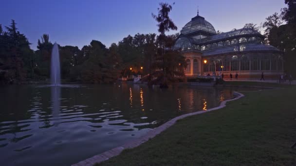 İspanya, Madrid 'deki Retiro Park' taki Kristal Saray 'ın mavi saat manzarası.. — Stok video