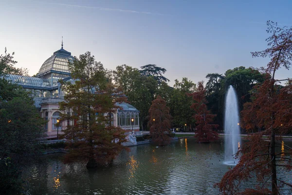Zonsondergang uitzicht op Crystal Palace of Palacio de cristal in Retiro Park in Madrid, Spanje. — Stockfoto