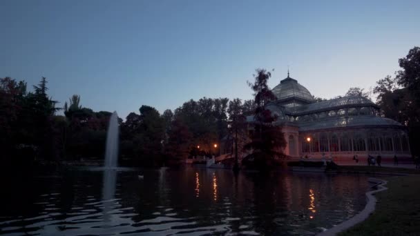 Blaue Stunde Ansicht des Kristallpalastes oder Palacio de Cristal in retiro Park in Madrid, Spanien. — Stockvideo