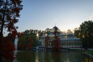 İspanya, Madrid 'deki Retiro Park' taki Kristal Saray 'ın gün batımı manzarası.