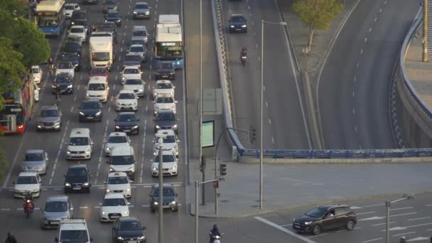 Atasco de tráfico en Madrid cerca de la estación de Atocha . — Vídeo de stock