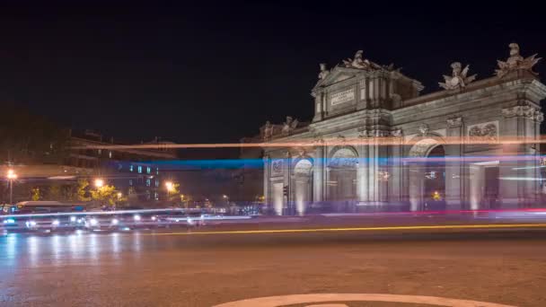 Nachtzicht op Puerta de Alcala met verkeerslichten in Madrid, Spanje. — Stockvideo