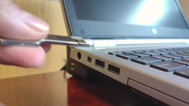 Hand-Anschluss von USB-Stick an Laptop-Computer — Stockvideo