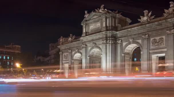 Éjszakai kilátás Puerta de Alcala a közlekedési lámpák Madridban, Spanyolország. — Stock videók