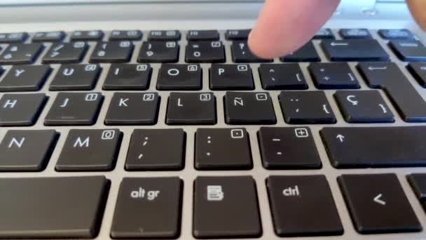 Dedo presiona el carácter especial N con una línea crujiente en la parte superior del teclado español — Vídeo de stock