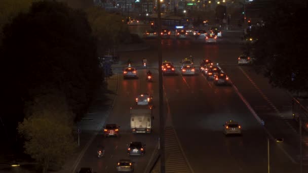 Tráfico nocturno en Madrid cerca de la estación de Atocha . — Vídeo de stock