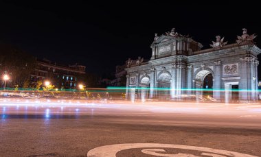 Madrid, İspanya 'da trafik ışıklarıyla Puerta de Alcala' nın gece manzarası.