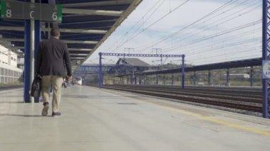 Yüksek hızlı tren Tarragona Kampı tren istasyonuna varmak üzere.