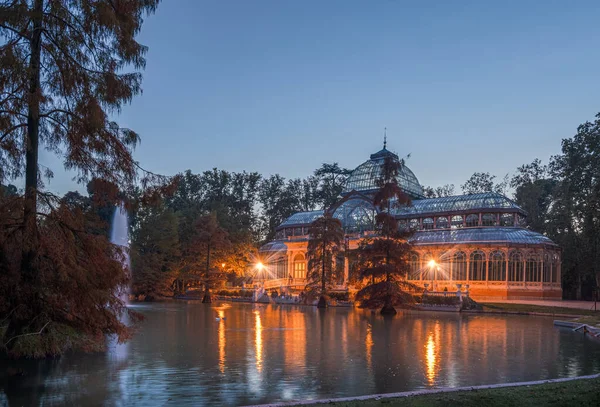 Vista da hora azul do Palácio de Cristal ou Palácio de Cristal no Parque Retiro em Madrid, Espanha . — Fotografia de Stock