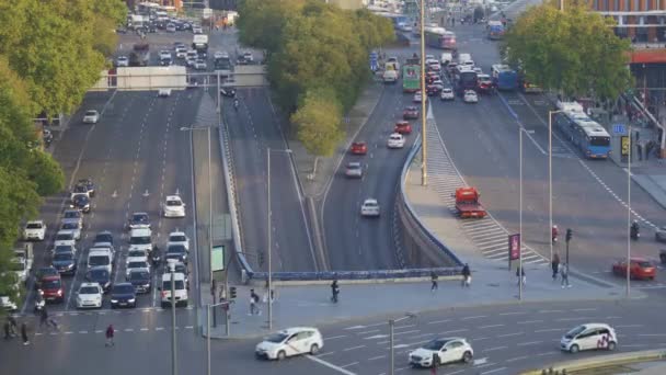 Atasco de tráfico en Madrid cerca de la estación de Atocha. Movimiento acelerado — Vídeo de stock