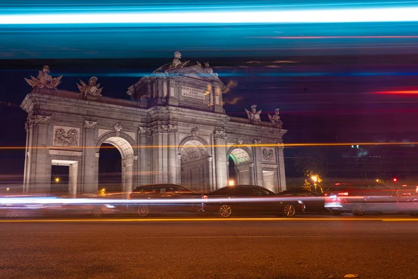 Nachtzicht op Puerta de Alcala met verkeerslichten in Madrid, Spanje. — Stockfoto