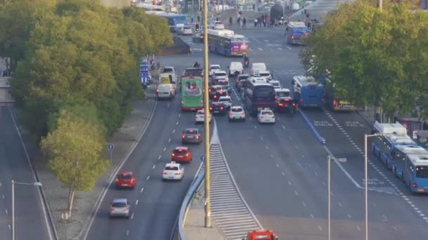 Atocha İstasyonu yakınlarındaki Madrid 'de trafik sıkışıklığı. Havadan görünüm ve hızlandırılmış hareket — Stok video