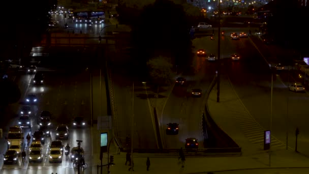 Malam lalu lintas di Madrid dekat stasiun Atocha . — Stok Video