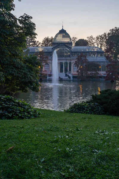 Vista al atardecer del Palacio de Cristal o Palacio de Cristal en el Parque del Retiro en Madrid, España . — Foto de Stock