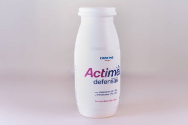 Barselona, İspanya. Kasım 2019: Bir şişe Actimel probiyotik yoğurt. Yapımcı: Danone