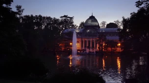 Západ slunce pohled na Crystal Palace nebo Palacio de cristal v Retiro Park v Madridu, Španělsko. — Stock video