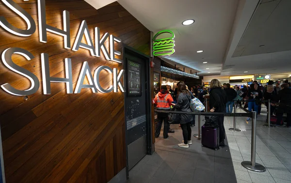 Ludzie w kolejce do Shake Shack na lotnisku Jfk, Nowy Jork — Zdjęcie stockowe