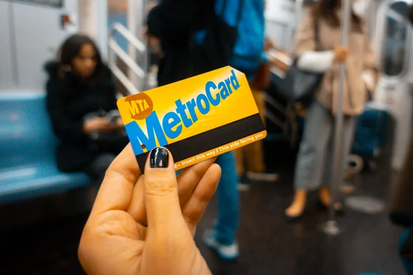 New York 'ta elinde metro kartı olan bir kadın.. — Stok fotoğraf
