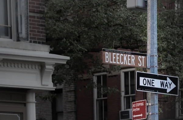 Bleecker Street i znaki One Way na Manhattanie, Nowy Jork — Zdjęcie stockowe