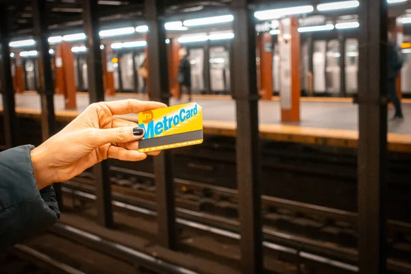 New York 'ta elinde metro kartı olan bir kadın.. — Stok fotoğraf