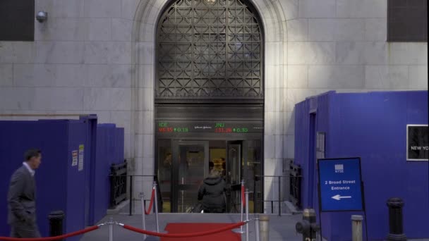 Empresário entrando pela entrada do prédio da NYSE — Vídeo de Stock