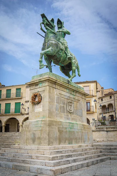 Estatua de Francisco Pizarro en la plaza principal de Trujillo, Cáceres, Extremadura, España —  Fotos de Stock