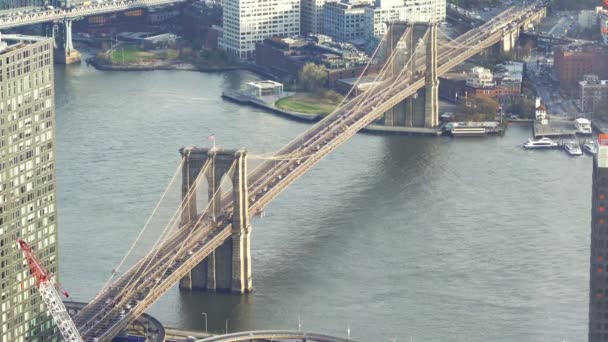 Γέφυρα του Μπρούκλιν πάνω από την Ανατολή ποταμό στην Νέα Υόρκη — Αρχείο Βίντεο